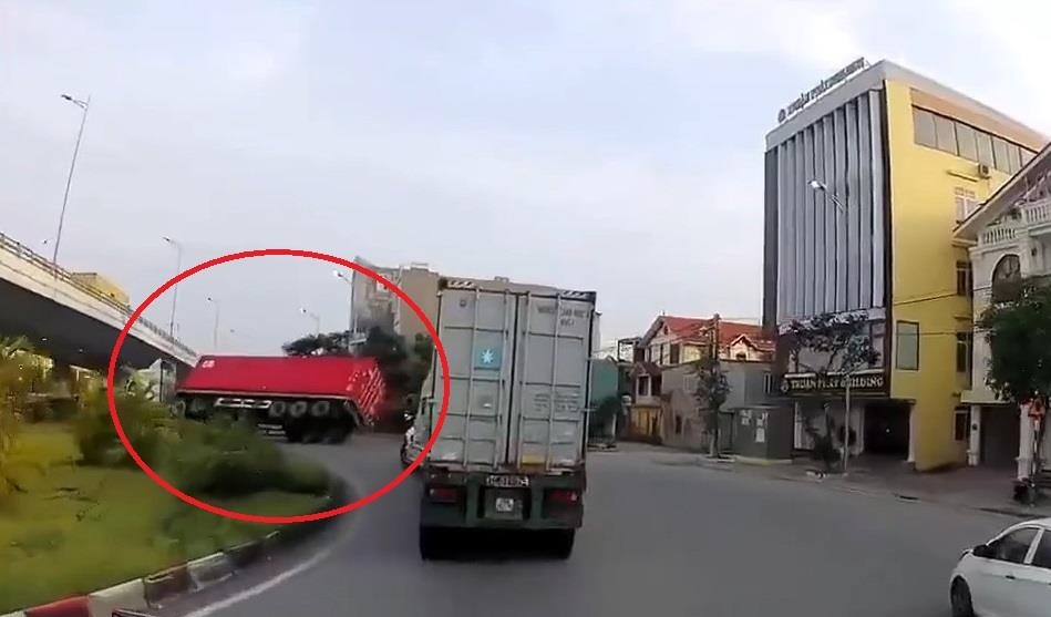 Container lat nhao khi om cua o toc do cao hinh anh