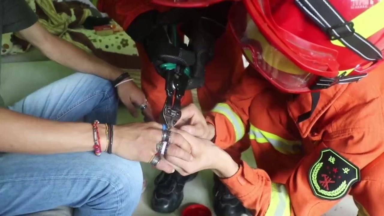 Deo 53 chiec nhan, nguoi dan ong hoai tu ngon ut hinh anh