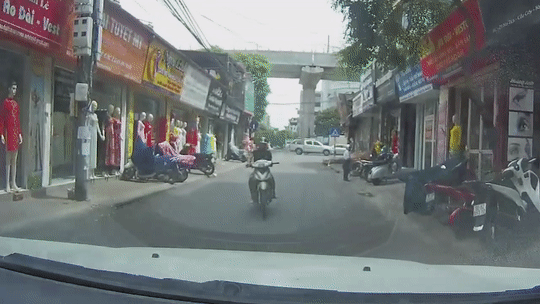 Lo nhin vao dien thoai, thanh nien di xe may tong thang oto hinh anh