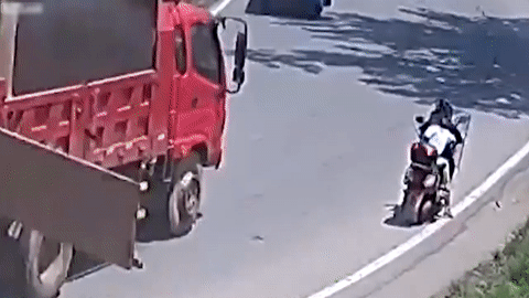 Cau be 8 tuoi nhap vien vi bi cua xe tai chay ngang dap vao dau hinh anh