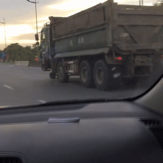 Xe ben mat mot banh truoc van chay bon bon tren duong tai Ha Noi hinh anh