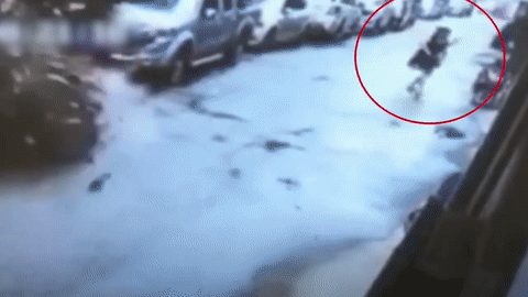 Nguoi phu nu may man thoat chet khoi buc tuong bi sap hinh anh