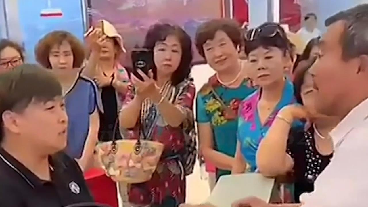 Nguoi dan ong vao cua hang khang khang doi mua oto voi gia 2 USD hinh anh