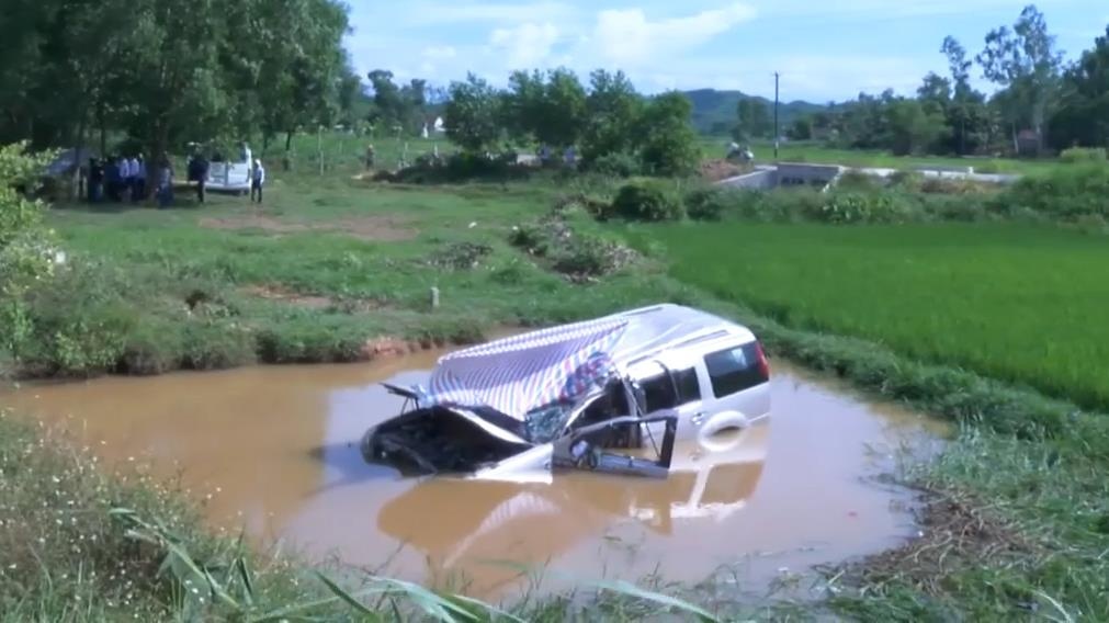 Xe 7 cho lat xuong muong, tai xe tu vong, 5 nguoi bi thuong hinh anh