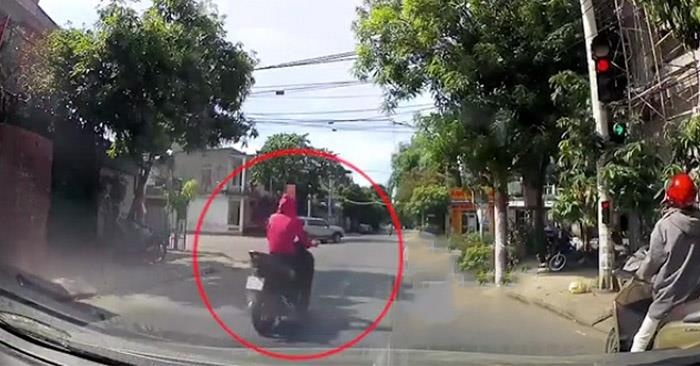 Vuot den do, nguoi phu nu di xe may bi oto dam vang len nap capo hinh anh