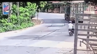 Oto con lan lan khi vao cua dam xe dau keo, tai xe thoat chet gang tac hinh anh