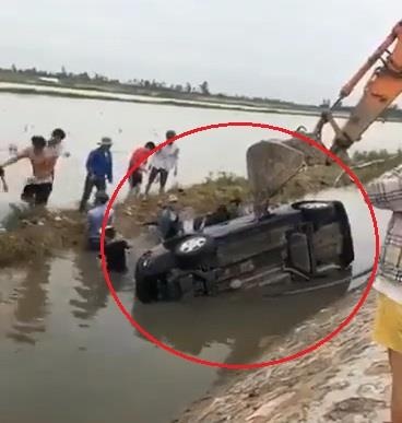 Dam dong cuu nguoi phu nu lai oto lao xuong muong o Hai Phong hinh anh