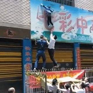 Giai cuu be trai 4 tuoi lo lung tren bang hieu hinh anh