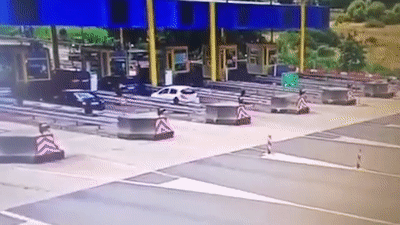 BMW phong nhanh lao vao tram thu phi gay tai nan hinh anh