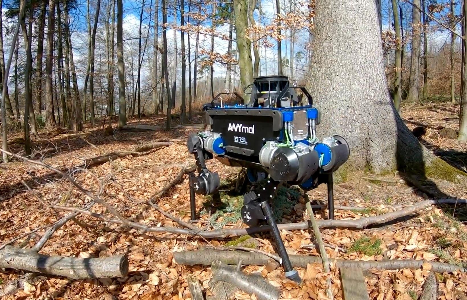 Robot Spot hoat dong tren moi dia hinh va moi truong khac nghiet hinh anh