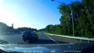 Oto tan nat sau khi tu lao vao rao chan o My voi van toc 100 km/h hinh anh