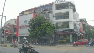 Xe may phong nhanh truot hon chuc met vi gap cat giua duong hinh anh