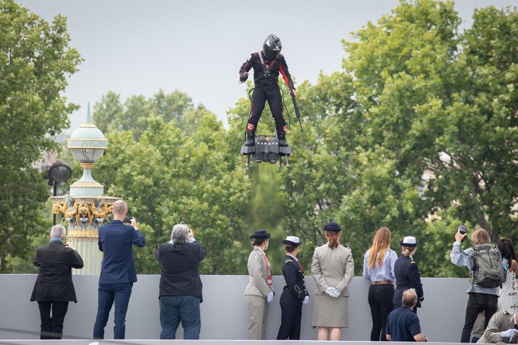 Nguoi dan ong 'bay' gay kinh ngac tai quoc khanh Phap hinh anh