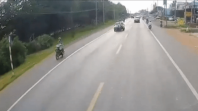 Sang duong khong quan sat, nguoi phu nu bi oto tong vang len noc capo hinh anh