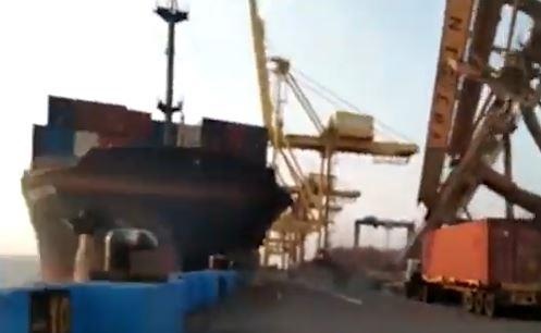 Can truc khong lo do up xuong cong nhan tren ben cang o Indonesia hinh anh