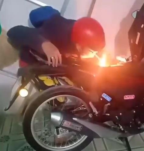 Cham lua binh xang de moi thuoc, nam thanh nien bi lua chay vao mat hinh anh