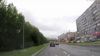 Oto vuong nap cong, bat tung len troi hinh anh