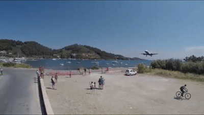 May bay ha canh sat sat tren dau du khach o Hy Lap hinh anh