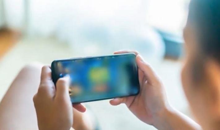 Cau be 12 tuoi bi dot quy do chi nam mot cho xem dien thoai hinh anh