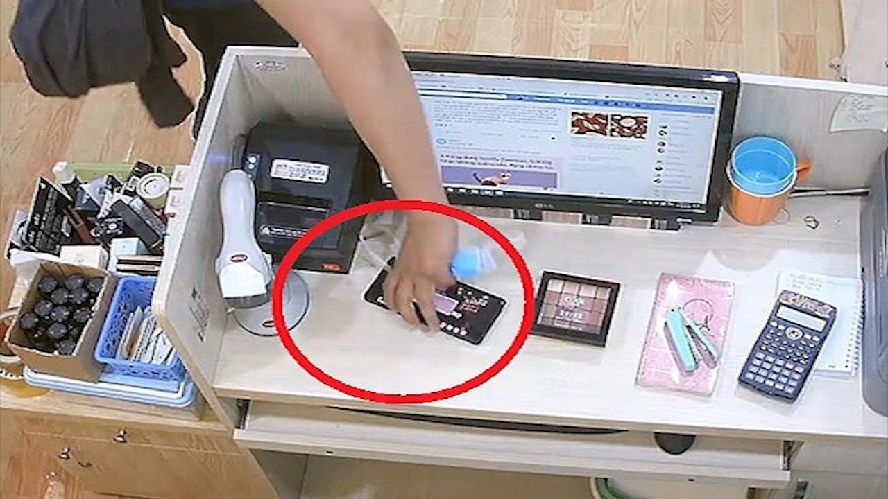 Gia lam khach hang, lay cap dien thoai roi tiep tuc mua hang hinh anh