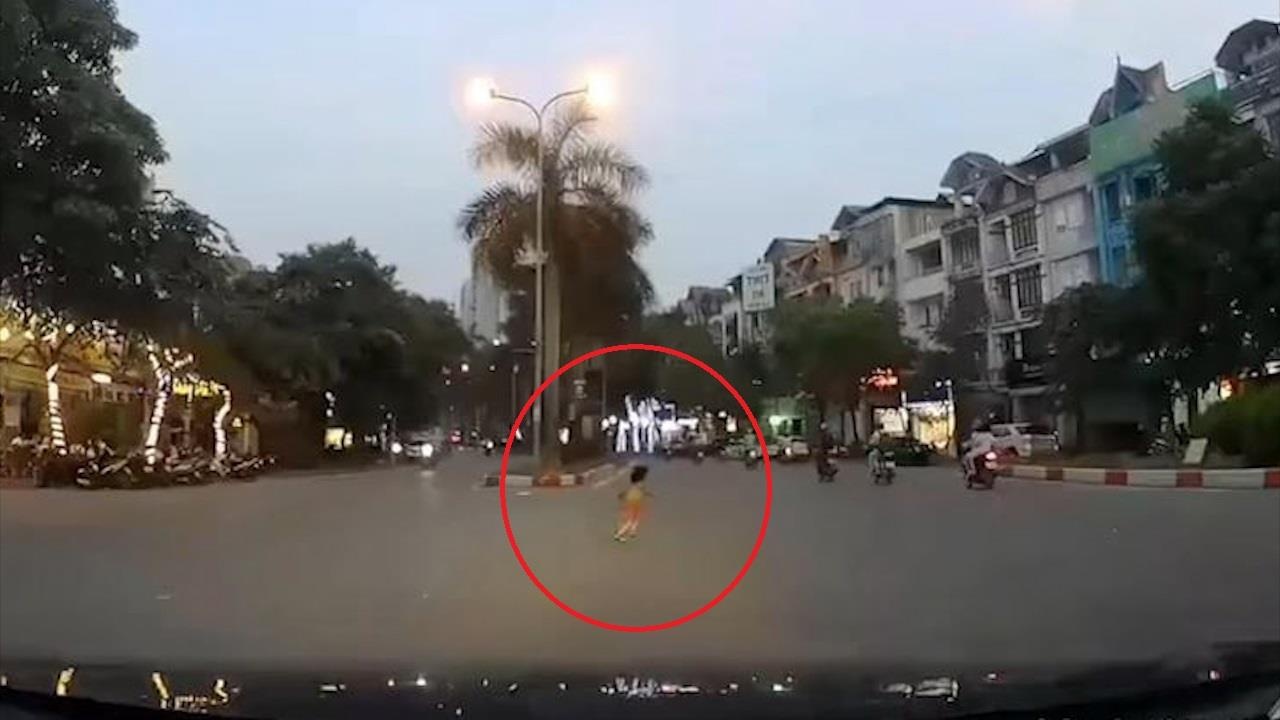 Trong con khong xue, me de 2 con chay loan xa tren duong day xe co hinh anh