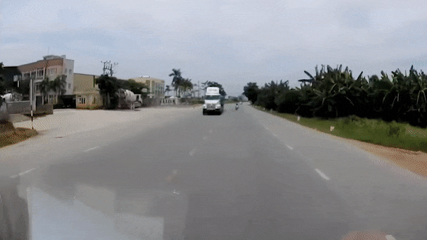 Lan lan de vuot mat container, xe may suyt gap nguy hiem hinh anh