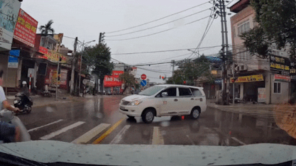 Mat kien nhan, tai xe xe may bi oto huc nga xuong duong hinh anh