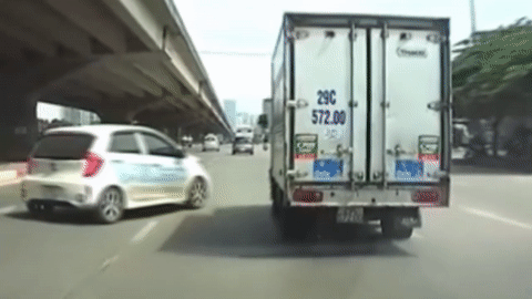 Thieu quan sat khi chuyen lan, oto tong vao duoi xe tai hinh anh