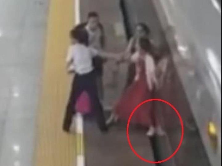 Lo chuyen, nu hanh khach Trung Quoc dung chan ngan tau chay hinh anh