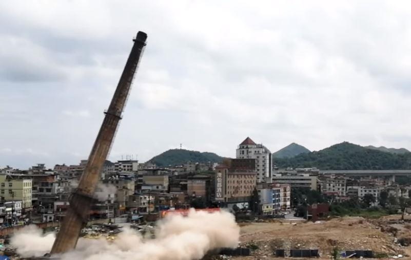 Khoanh khac ong khoi cao 80 m o Trung Quoc do sap xuong vi bi pha huy hinh anh