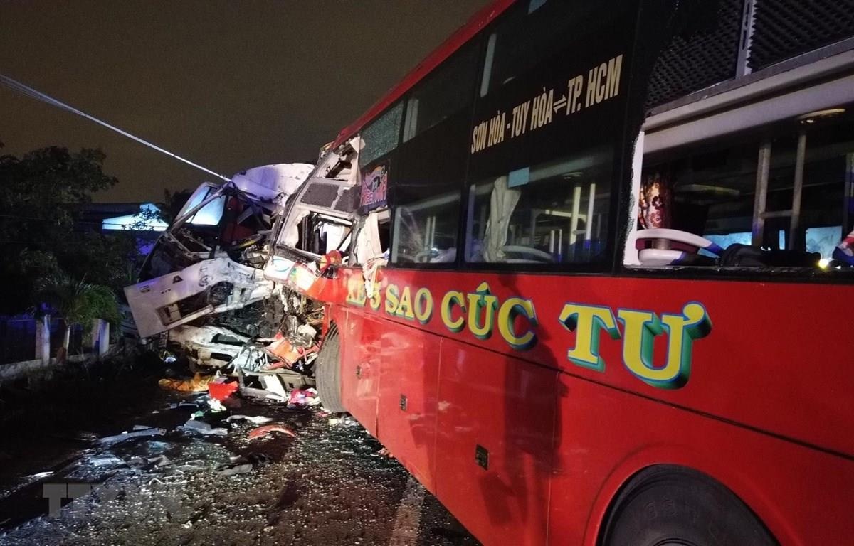Hien truong xe khach doi dau xe tai, 2 tai xe thiet mang trong cabin hinh anh