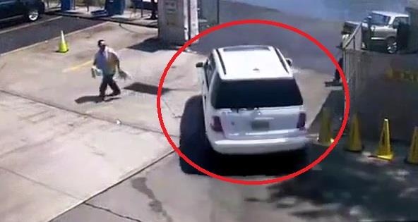 Dap nham chan ga, nguoi phu nu lao thang oto xuong song hinh anh