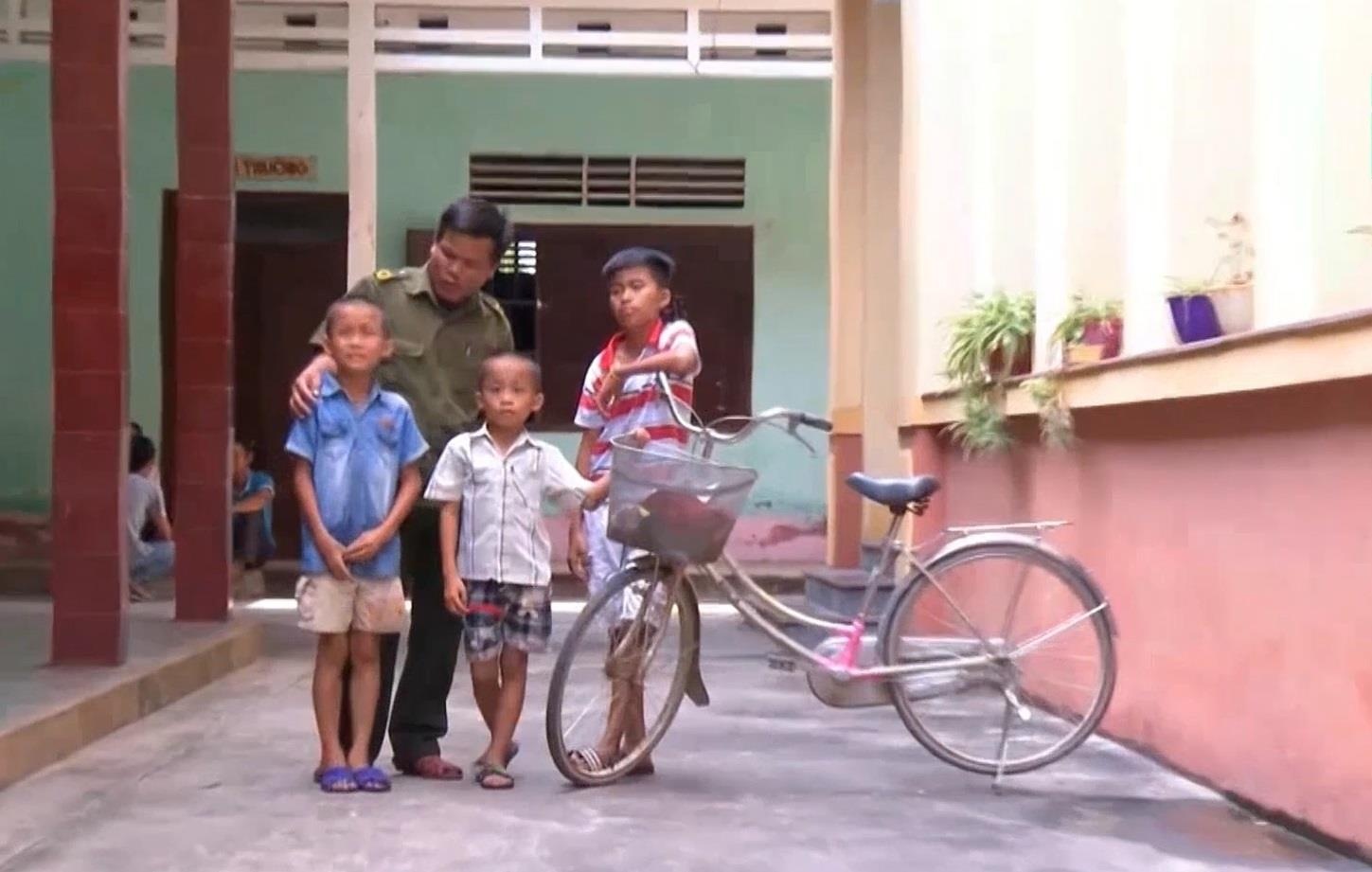 3 chau be nghi bi bat coc, cong an nghi chi bi lac duong hinh anh