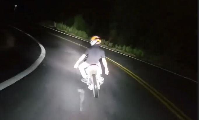 Thanh nien buong 2 tay khi do deo Tam Dao hinh anh