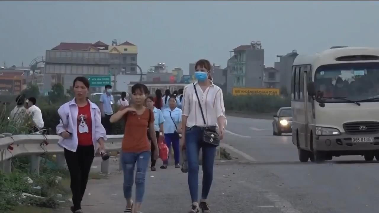 Nhieu cong nhan bat chap nguy hiem di bo qua cao toc hinh anh