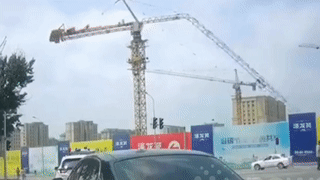 Khoanh khac can cau cao 100 m do sap de chet nguoi dieu khien hinh anh