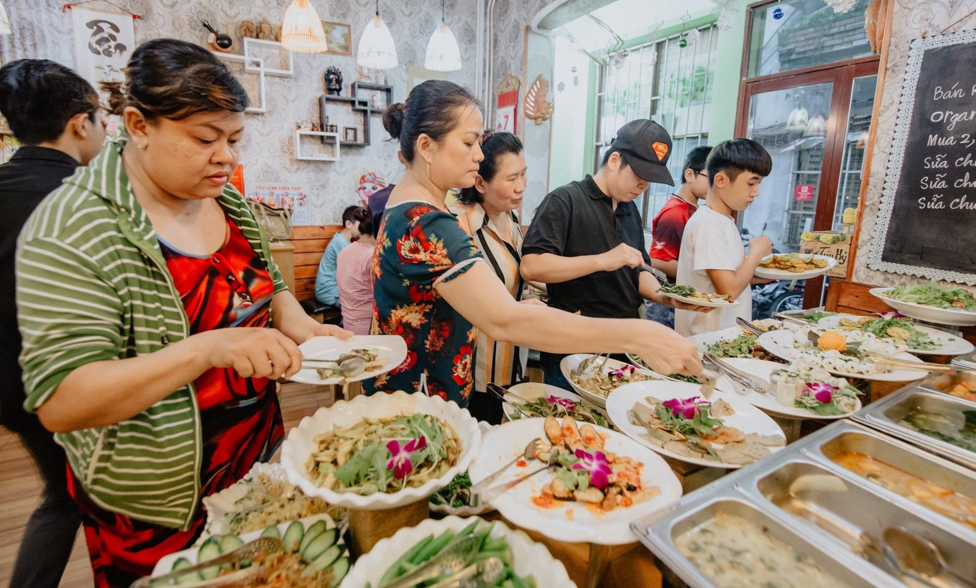 Quan an chay ky la o Sai Gon: An tuy y, tra tien tuy tam hinh anh