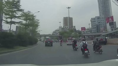 Sang duong khong quan sat, 2 hoc sinh di xe may gay tai nan hinh anh