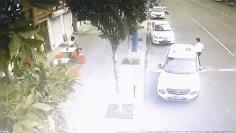 No lon trong nha hang, linh cuu hoa om binh gas chay ra ngoai hinh anh