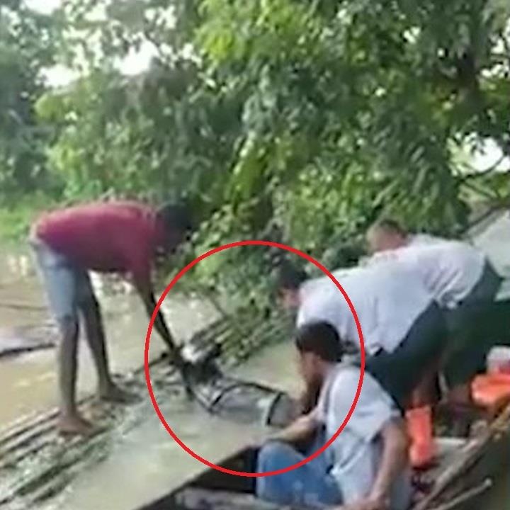 Giai cuu te giac khoi bi duoi nuoc trong tran lu quet o An Do hinh anh