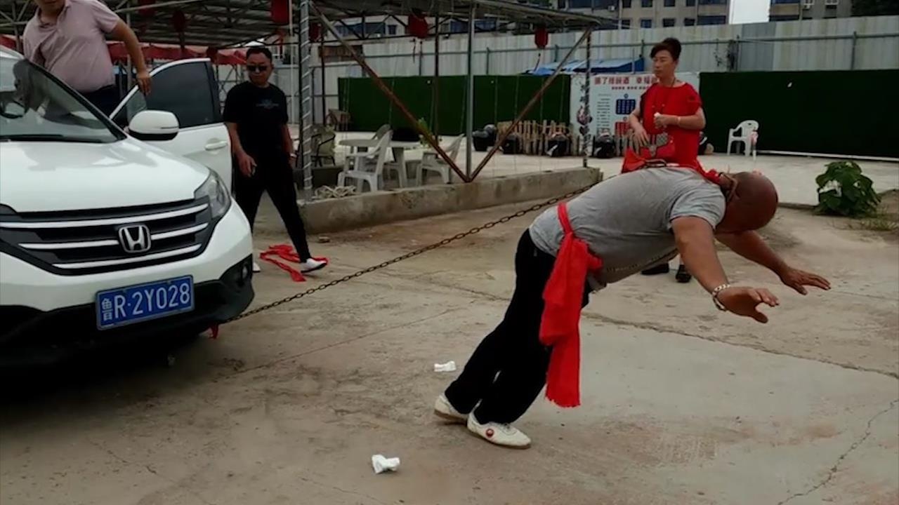 Vo su kungfu Trung Quoc dung mot tai keo 2 oto hinh anh