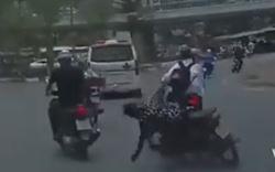 Hoc sinh tat dau oto, 'don nga' xe may giua duong hinh anh