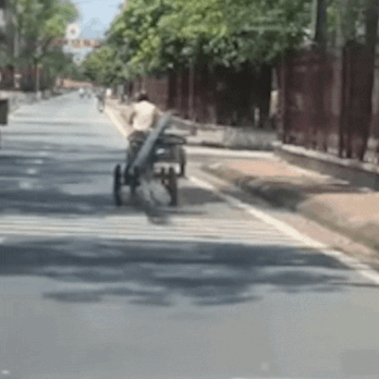 Xe 3 banh tu che cho sat cong kenh, nguy hiem hinh anh