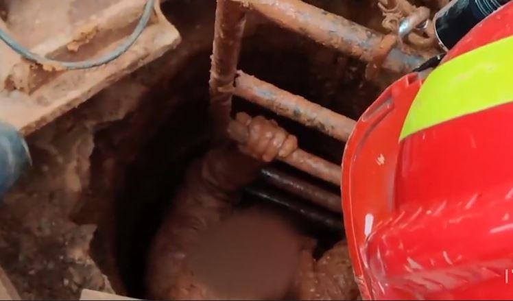 Linh cuu hoa giai cuu nguoi dan ong roi xuong ho sau o Trung Quoc hinh anh