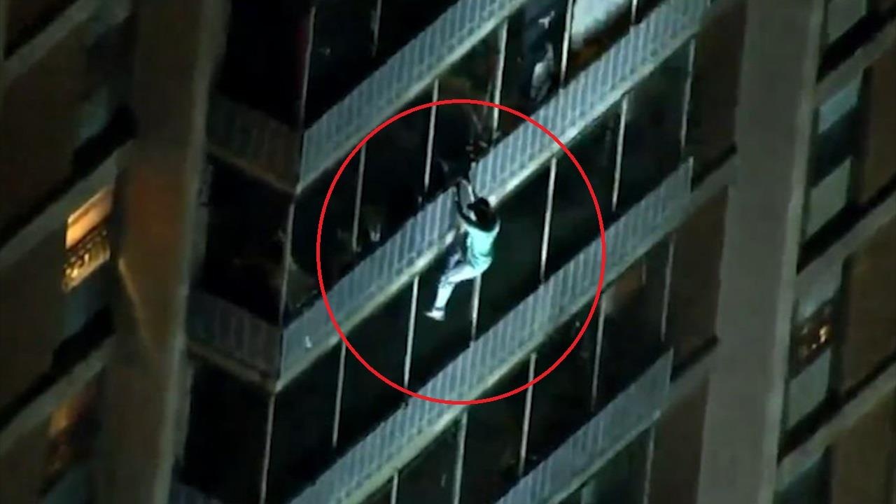 Nguoi dan ong My dung tay khong leo xuong mat dat nhu Spider Man hinh anh