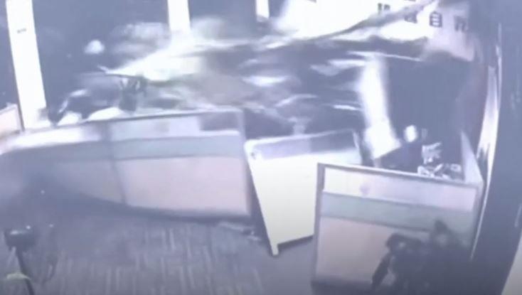 Nu tai xe lai oto dam thang vao van phong o Trung Quoc hinh anh