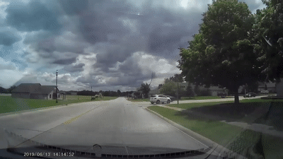 Sang duong bat can, oto bi huc bay khoi duong hinh anh