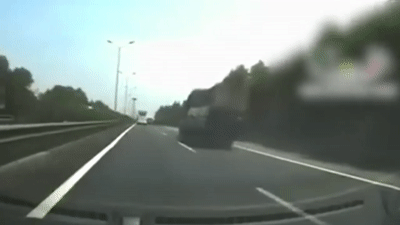 Mat lai, xe tai tong oto cung chieu roi lao vao dai phan cach hinh anh