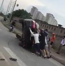 Dam dong hop suc cuu tai xe lai oto lat ngua giua duong hinh anh