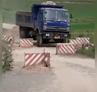 Tai xe lai oto dieu luyen qua hang chuc u be tong chan giua duong hinh anh